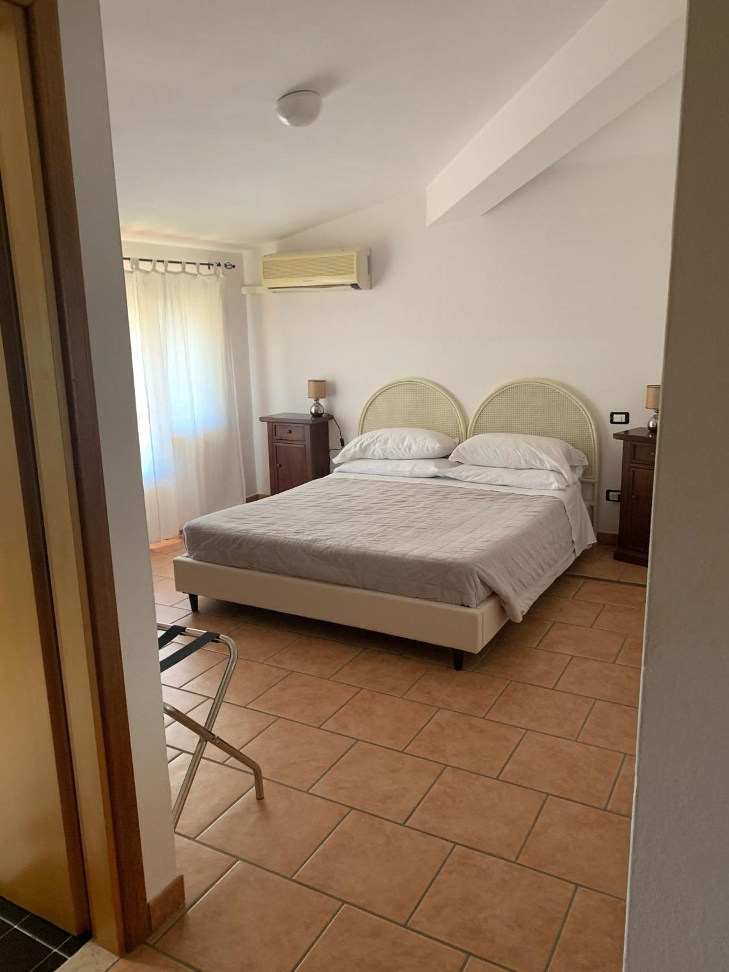Albergo Ristorante Locanda Rosella Giba Bagian luar foto